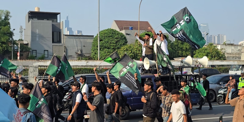 Jelang Sore, Massa HMI MPO Merapat ke DPR