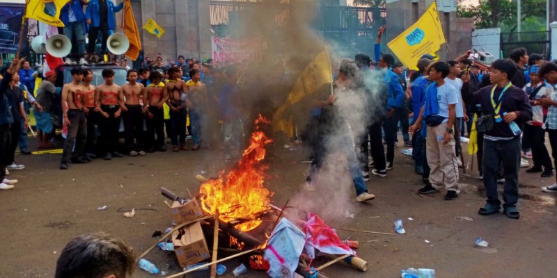 Bakar Keranda di depan Gedung DPR, Demo PMII Ricuh