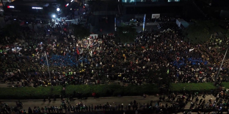 Demonstran Depan UOB