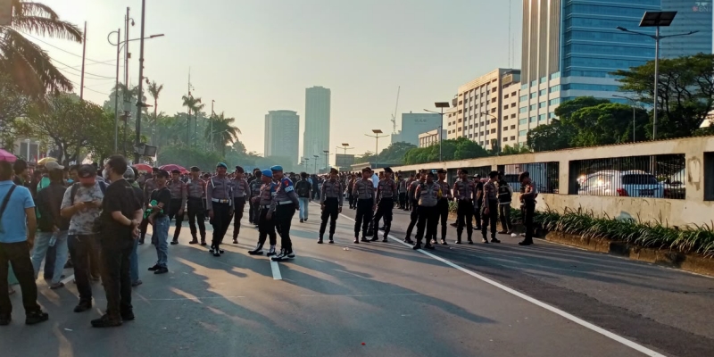 Aparat kepolisian mengawal demonstrasi mahasiswa di depan Gedung DPR RI, Jakarta, Jumat, 19 Juni 2026. (Foto: RMOL/Faisal Aristama)