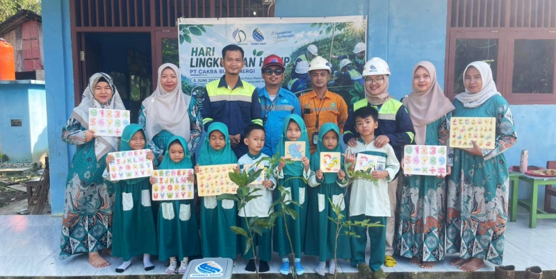 Bomba Sayang Bumi Bagikan Bibit Tanaman di Muara Enim
