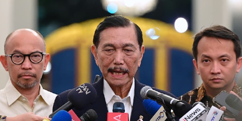 Luhut: Bansos Akan Dialihkan ke Cash Transfer Rp5,4 Juta per