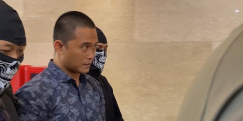 Detik-Detik Oknum Brimob Beking Kampung Narkoba Digelandang ke Bareskrim Polri