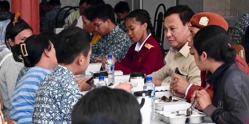 Prabowo Makan Siang Bareng Orang Tua dan Siswa SRMP 17 Taban