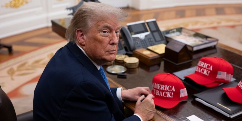 Trump Klaim Negosiasi dengan Iran Berjalan Baik, Siapkan Serangan Jika Gagal
