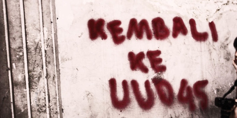 Tantangan Kembali ke UUD 1945