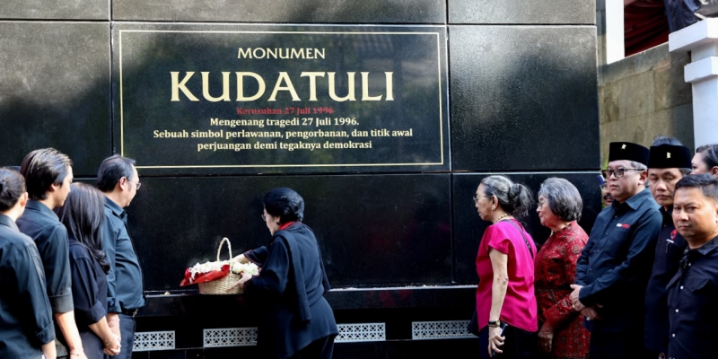 Megawati Tabur Bunga Hormati Korban Peristiwa Kudatuli