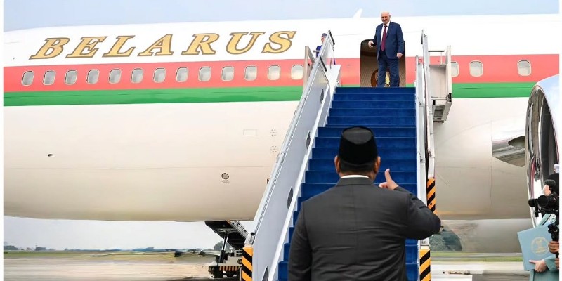 Prabowo Lepas Kepulangan Lukashenko dengan Acungan Jempol