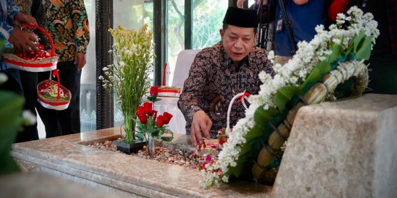 Menkop Ziarah ke Makam Bung Hatta