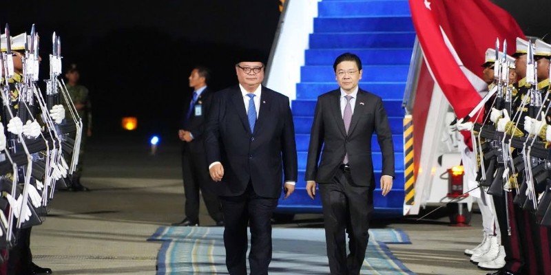 Menko Airlangga Sambut Kedatangan PM Singapura di Lanud Halim