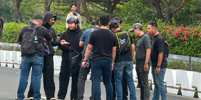 Serba-Serbi Demo, Intel Cegat Massa Tak Berseragam Merapat Barisan BEM UI