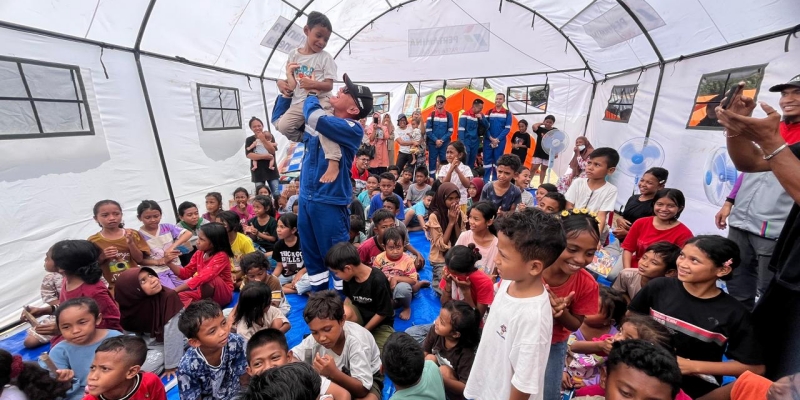 Tawa Anak-Anak Reok Sambut Kehadiran Komut Pertamina Iwan Bule