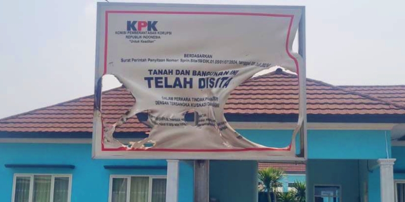 Plang Penyitaan KPK di GOR Pasuruan Dibakar, Terkait Aset Anwar Sadad