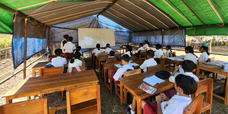 Kemendikdasmen Kirim Tenda Darurat dan Bantuan Sekolah Bertahap ke NTT