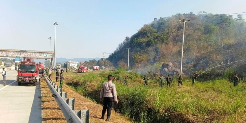 Polres Sumedang Pastikan Kebakaran Lahan di Samping Tol Cisumdawu Padam