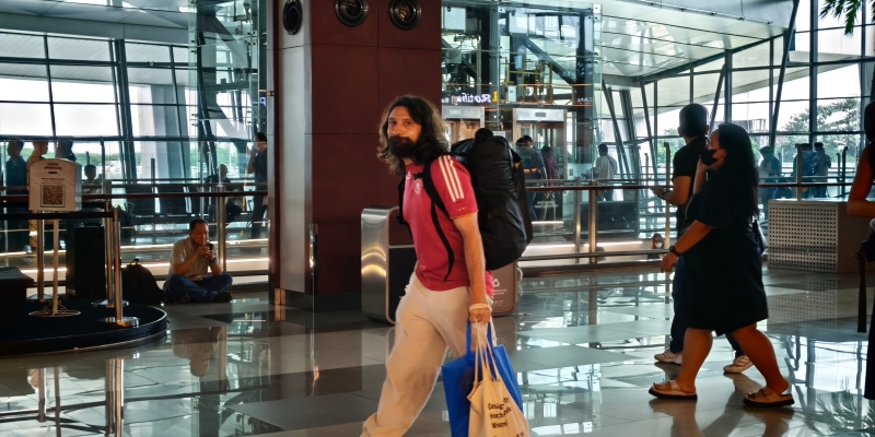 Gegara Erupsi, Penumpang Asing Ngantre Refund Tiket di Bandara Soetta