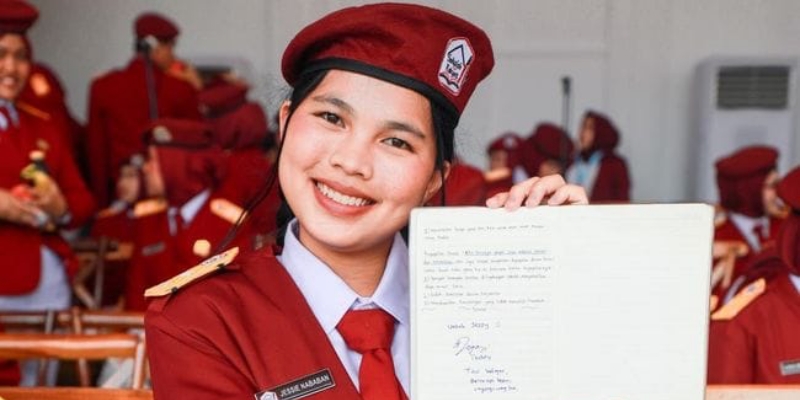 Jessie, Siswi Sekolah Rakyat yang Dapat Tanda Tangan Seskab Teddy