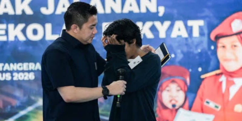Seskab Teddy Disambut Puisi Jalanan Menuju Harapan dari Siswa Sekolah Rakyat