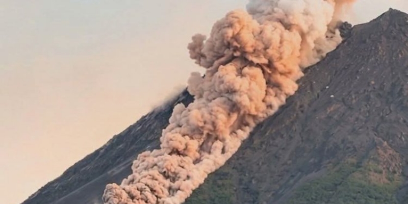 Merapi Empat Kali Luncurkan Lava Pijar dalam 6 Jam