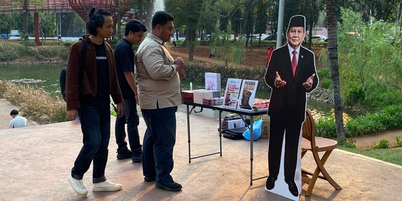 Komunitas Melek Politik Dorong <i>Policy Brief</i> Lewat Pembagian Dua Buku Prabowo