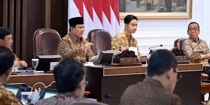 Prabowo Puji Kabinet di Depan Publik tapi Evaluasi di Ruang Tertutup