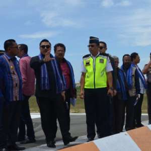 Komisi V Janji Bantu Perpanjangan Run Way Bandara Mathilda Batlayeri