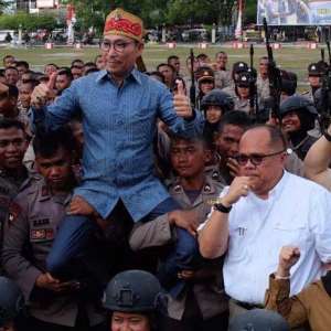 Dengan Ikat Kepala Khas Dayak, Herman Hery Diarak Polisi Di Mapolda Kalteng