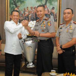 Pacu Semangat Akpol, Bamsoet Sumbang Piala Bergilir Olahraga