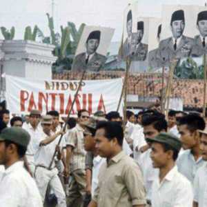 Parade Pemuda pemudi Barisan Soekarno./Repro