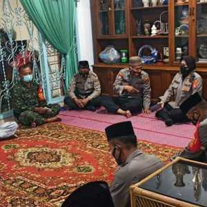 Acara doa bersama di kediaman orang tua almarhum Letkol Laut (P) Heri Oktavian, Senin (26/4)./Dok Polres Metro