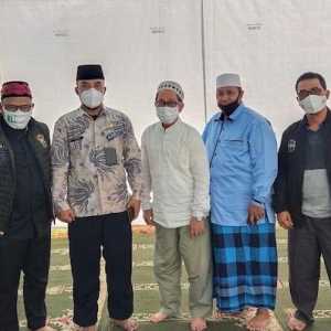 Ketua Panitia Pendirian Masjid At Tabayyun, Marah Sakti Siregar (tengah), menerima LSM Pejabat/RMOL