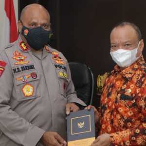 Editor buku â€œMasyarakat Pancasilaâ€ AM Putut Prabantoro bersama Kapolda Papua Irjen Pol Mathius D. Fakhiri, di ruang kerjanya, Jayapura, Selasa (22/6)/Net