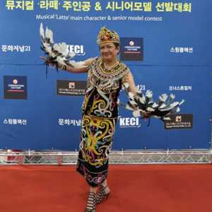 Ibu Nila Umar Hadi membawakan tarian Burung Enggang di  acara  Musical Latte Main Character and Senior Model Contest di Sejong Art Hall, Seoul, Korea Selatan,/KBRI Seoul