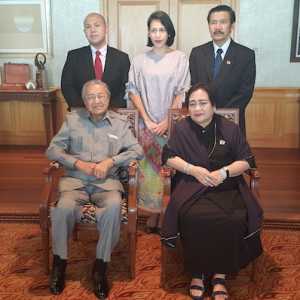 DR. Mahathir Mohamad dan Almh. Rachmawati Soekarnoputri, didampingi (berdiri dari kiri ke kanan) M. Marhaendra Putra, Michele Hutasohit, dan Alm. Benny Soemarno./RMOL