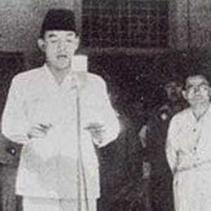 Pembacaan naskah Proklamasi Kemerdekaan oleh Bung Karno didampingi Bung Hatta, 17 Agustus 1945./Ist
