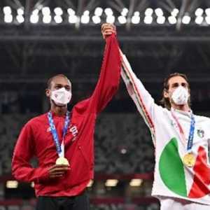 Mutaz Essa Barshim dari Qatar (jaket merah) dan Gianmarco Tamberi dari Italia (jaket putih) saat sama-sama menerima medali emas Olimpiade Tokyo/Net