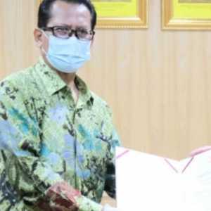 Dutabesar RI Dr. Sujatmiko secara simbolis menyerahkan bantuan kepada Brunei untuk penanganan Covid-19/KBRI Bandar Seri Begawan