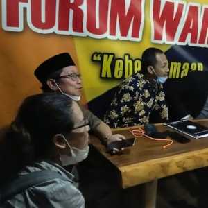 Ketua Panitia Pembangunan Masjid At Tabayyun, Marah Sakti Siregar (kedua dari kiri), ketika melaporkan pengacara Hartono ke Polda Metro Jaya karena diduga memalsukan data pelapor./Ist