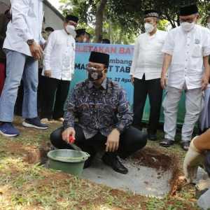 Gubernur DKI Jakarta Anies Baswedan meletakkan batu pertama pembangunan Masjid At Tabayyun di Taman Villa Meruya, Jakarta Barat, Jumat (27/8)./RMOL