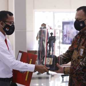 Ketua KPK Firli Bahuri menyerahkan sertifikat kepada peserta terbaik Diklat Bela Negara dan Wawasan Kebangsaan, Budi Sokmo Wibowo./RMOL