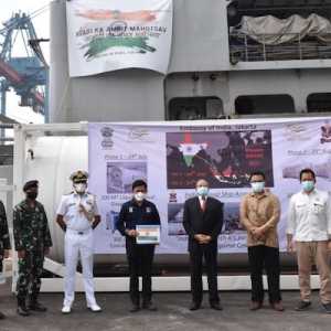 Duta Besar India untuk Indonesia, Manoj Kumar Bharti, menyerahkan bantuan kemanusiaan kepada Kementerian Kesehatan yang diwakili Plh. Kepala Pusat Krisis Kesehatan Dr. Sumarjaya./RMOL