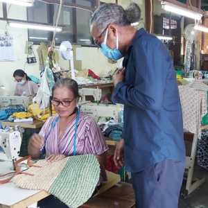 Pengusaha Bali, I Nyoman Suma Artha memantau karyawan di bidang kerajinan tangan/RMOL