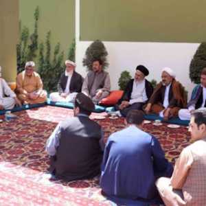 Mantan presiden Afghanistan Hamid Karzai dan Ketua Dewan Rekonsiliasi Nasional Tertinggi Dr. Abdullah Abdullah bertemu dengan anggota Dewan Ulama Syariah Afghanistan/Repro