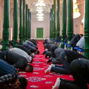 Warga Uighur dan umat beriman lainnya berdoa di Masjid Id Kah di Kashgar di Daerah Otonomi  Xinjiang China barat/AP