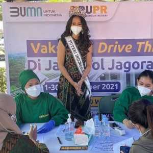 Putri Indonesia 2020, Raden Roro Ayu Maulida Putri di lokasi pendaftaran vaksinasi tol Jagorawi/Ist