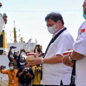 Menteri Koordinator Bidang Perekonomian, Airlangga Hartarto melakukan prosesi pecah kendi ke lambung Kapal Hodasco 19 saat pelepasan jagung Gorontalo ke sejumlah pulau di Indonesia/Ist