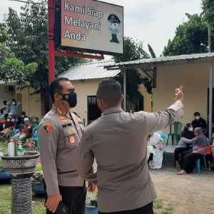 Dirreskrimum Polda NTB, Kombes Hari Brata meninjau vaksinasi di Mako Polsek Gunung Sari Polres Kota Mataram/Ist
