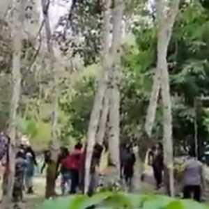 Tangkapan layar video yang merekam perusakan Masjid Jemaah Ahmadiyah di Sintang, Kalimantan Barat/Repro