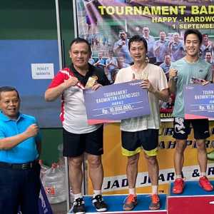 Ketua Komisi Pemberantasan Korupsi (KPK), Firli Bahuri, berpasangan dengan pebulutangkis nasional, Alvent Yulianto Chandra (kiri) menempati juara kedua dalam Tournament Badminton Legend/RMOL
