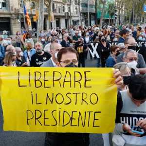 Para pengunjuk rasa turun ke jalan di luar konsulat Italia di Barcelona setelah penangkapan Puigdemont/Net